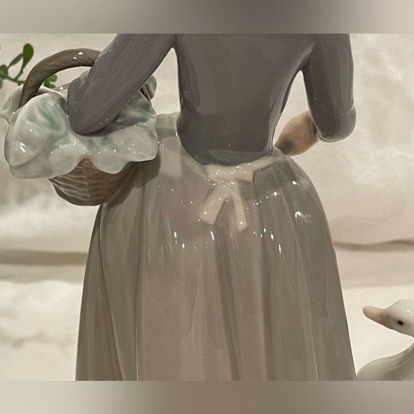 Lladró “Pacing the Ducks” Porcelain Retired Figurine. No Box. - Picture 5 of 12